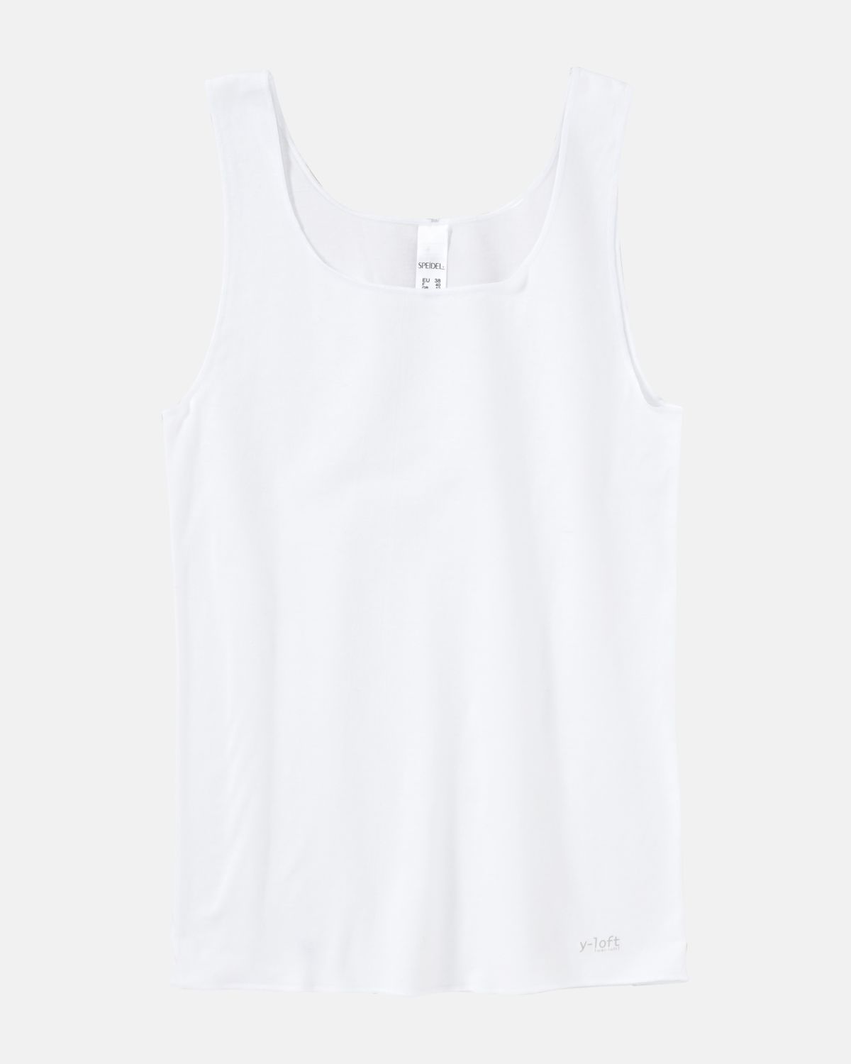 Achselhemd in weiß aus der Serie Y-loft, flach auf einer Oberfläche liegend.