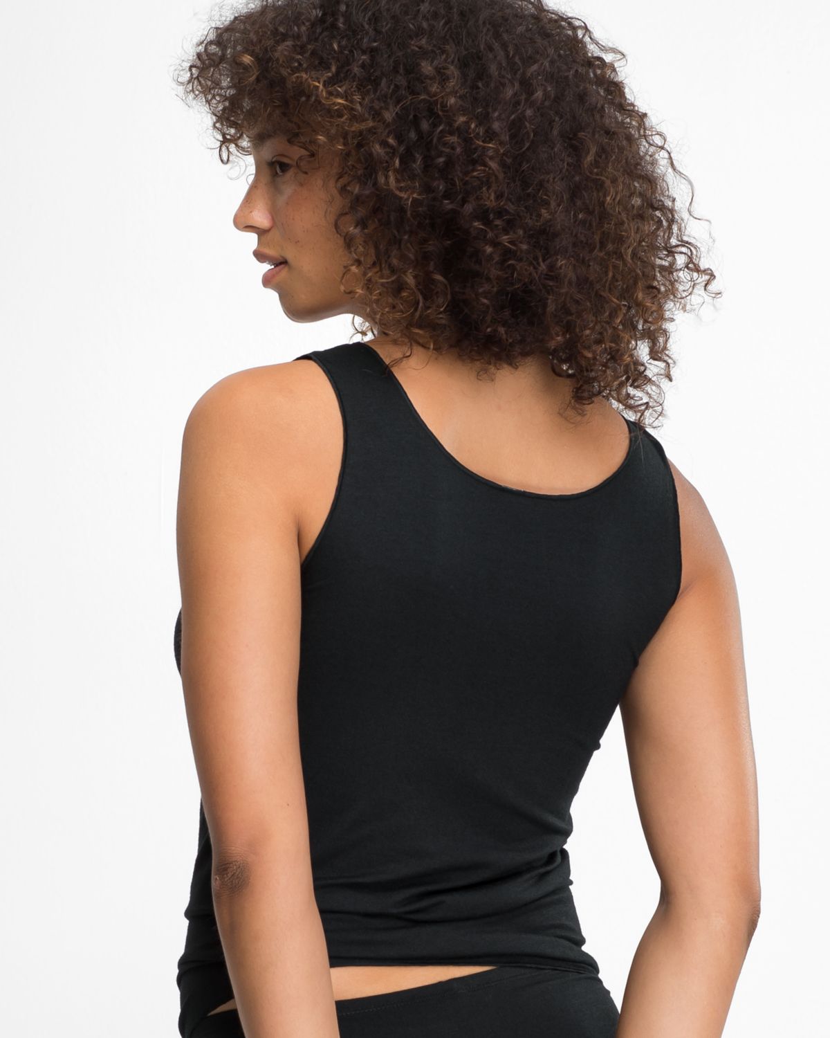 Model trägt Achselhemd in schwarz aus der Serie Y-loft, Ansicht von hinten.