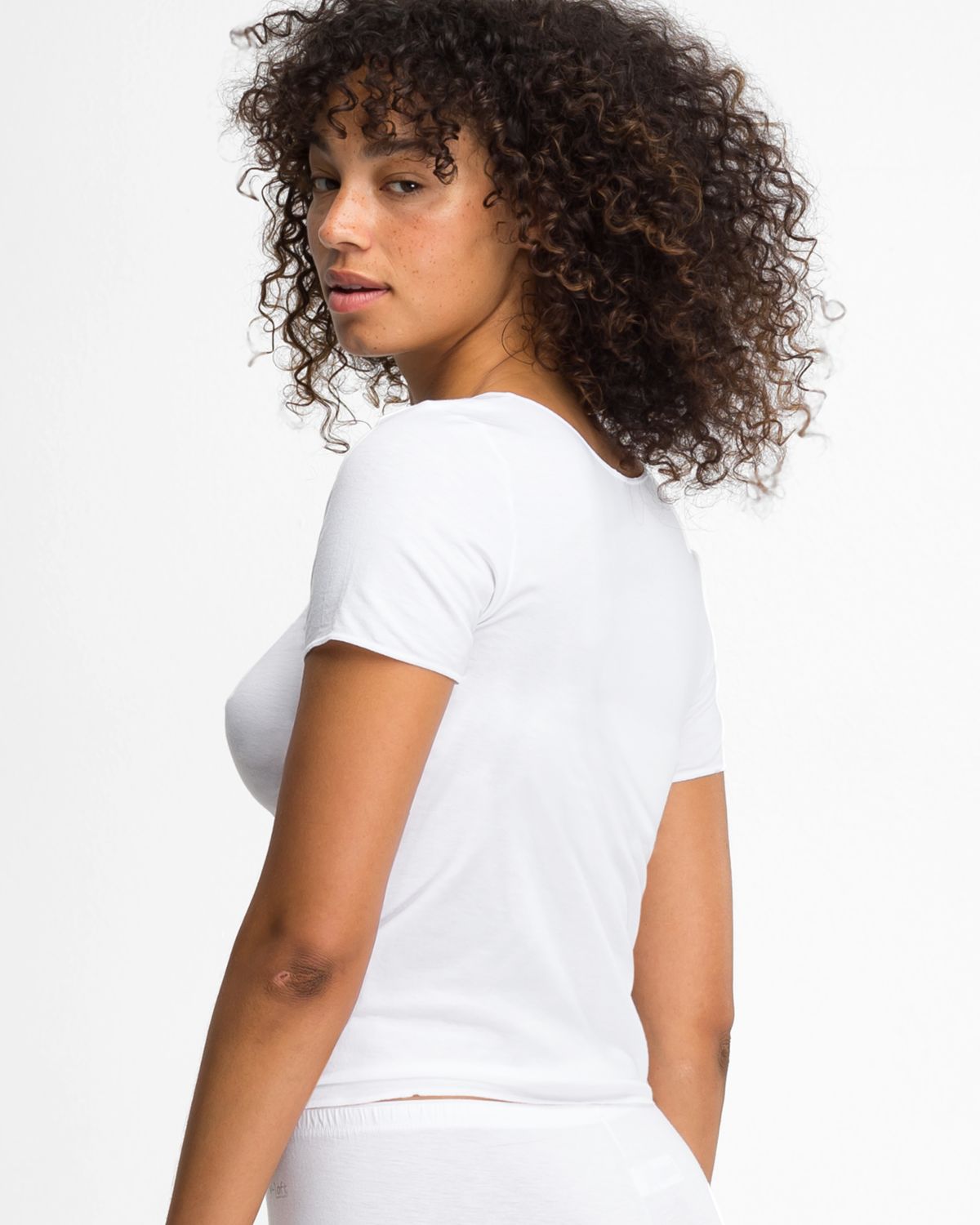 Model trägt Hemd 1/4 Arm in weiß aus der Serie Y-loft, Ansicht von hinten.