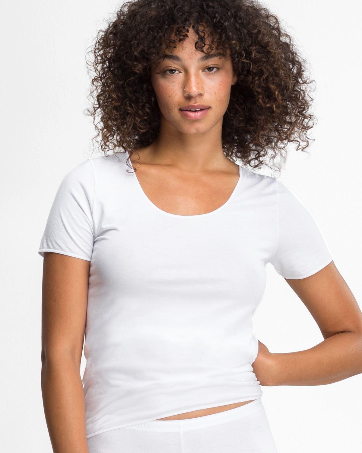 Model trägt Hemd 1/4 Arm in weiß aus der Serie Y-loft, Ansicht von vorne.