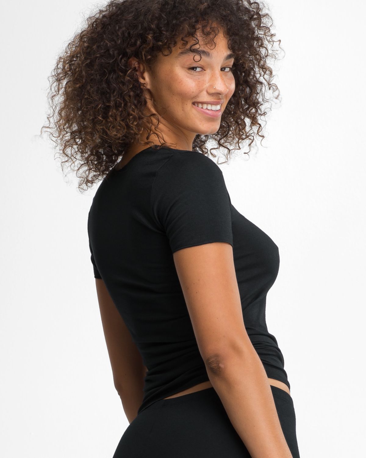 Model trägt Hemd 1/4 Arm in schwarz aus der Serie Y-loft, Ansicht von hinten.