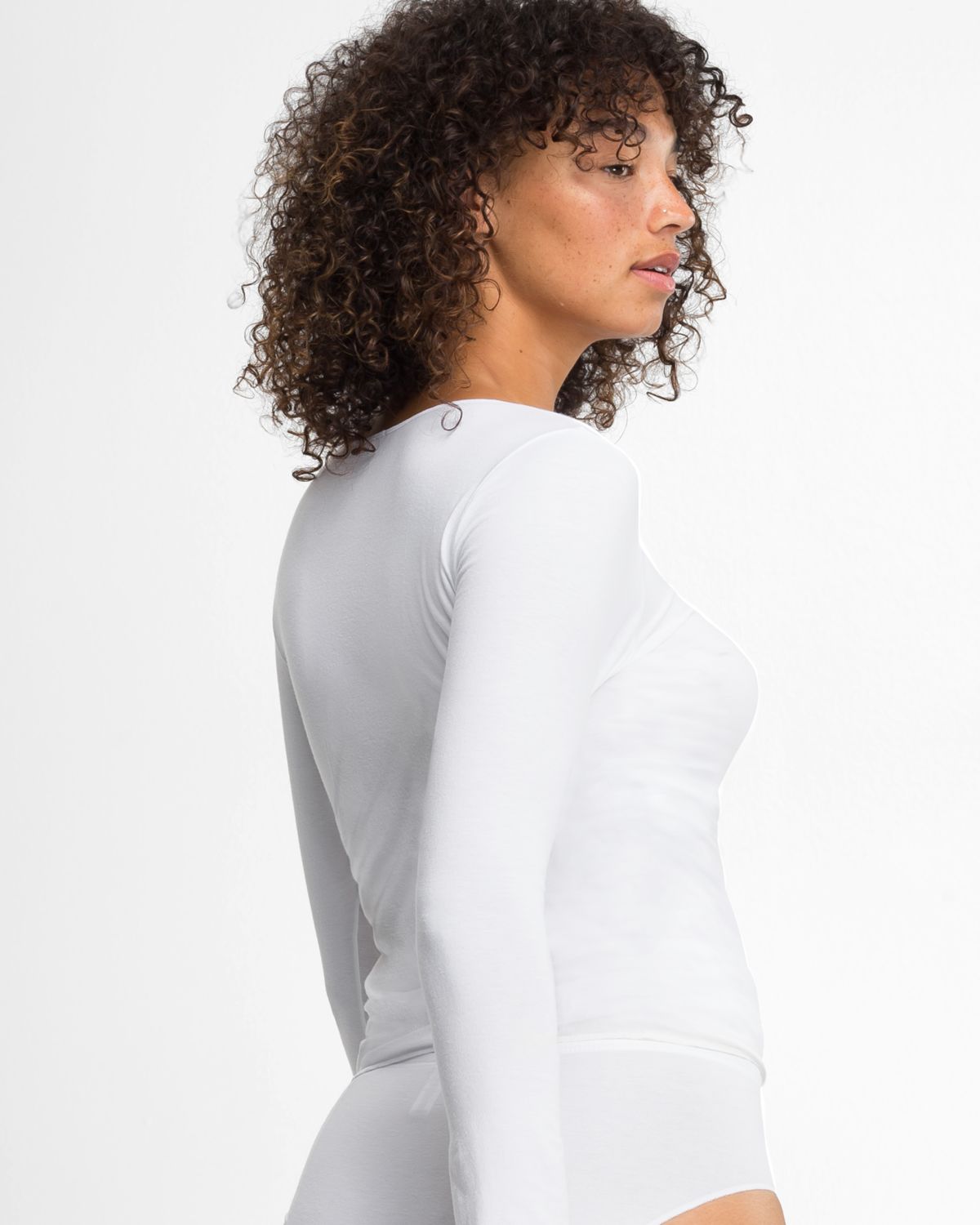 Model trägt Hemd 1/1 Arm in weiß aus der Serie Y-loft, Ansicht von hinten.