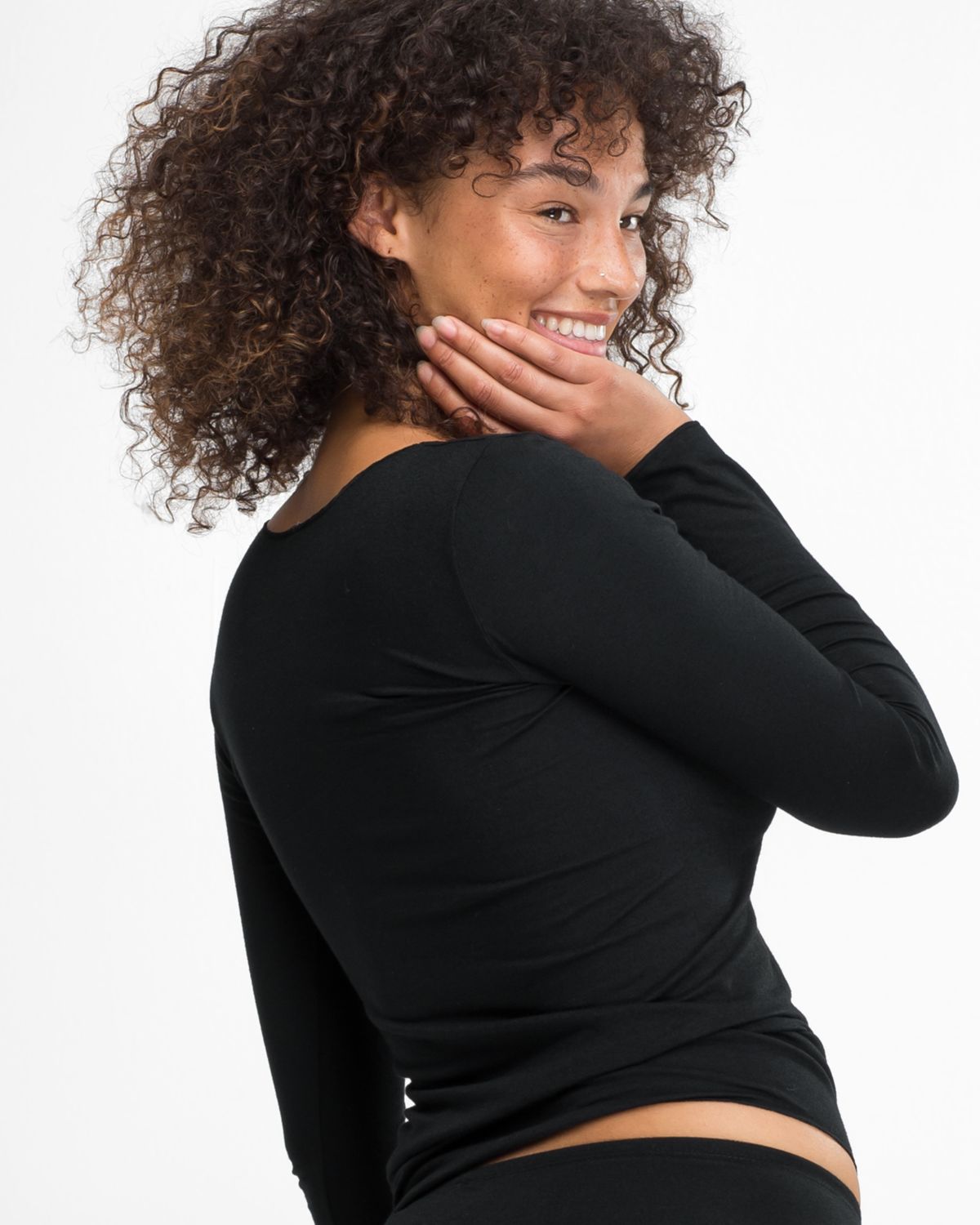 Model trägt Hemd 1/1 Arm in schwarz aus der Serie Y-loft, Ansicht von hinten.