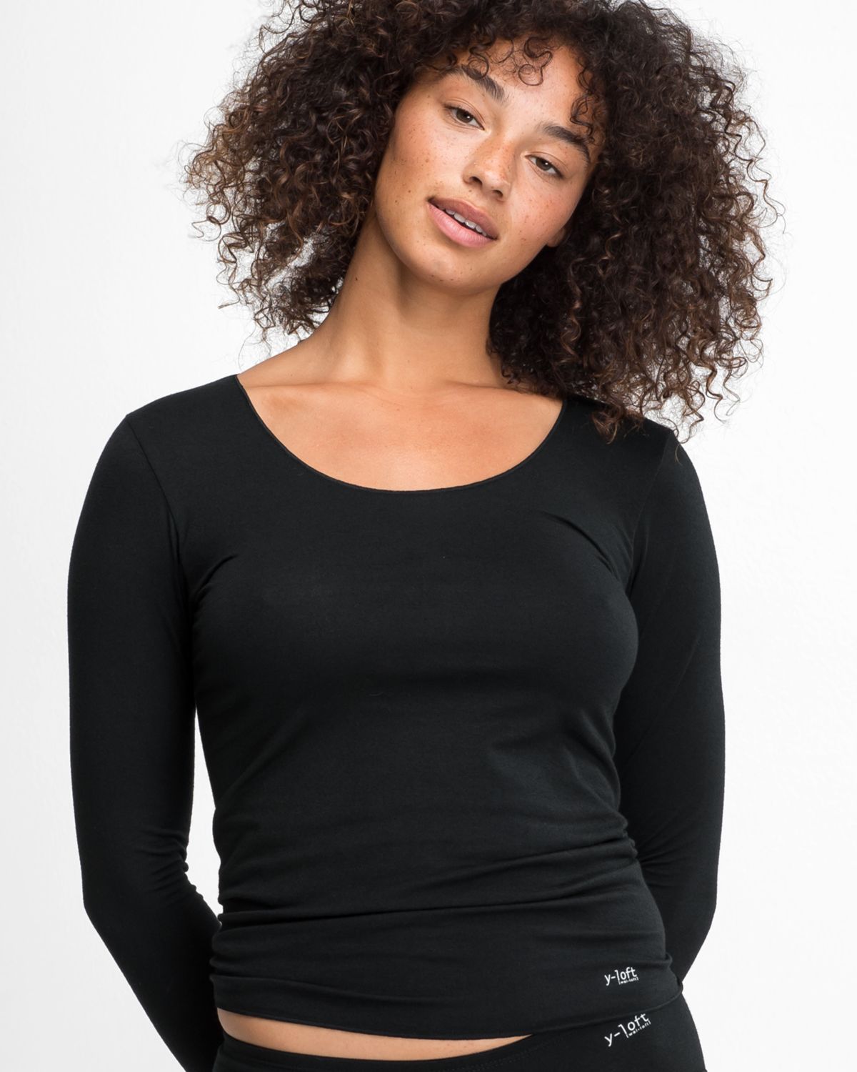 Model trägt Hemd 1/1 Arm in schwarz aus der Serie Y-loft, Ansicht von vorne.