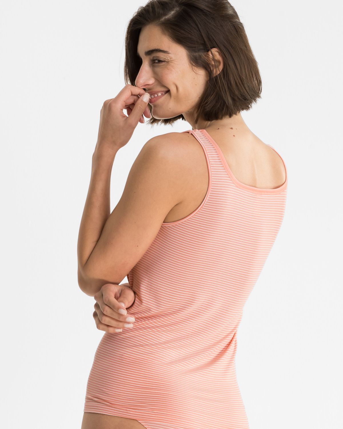 Model trägt Achselhemd in melone / off white aus der Serie Rebecca, Ansicht von hinten.