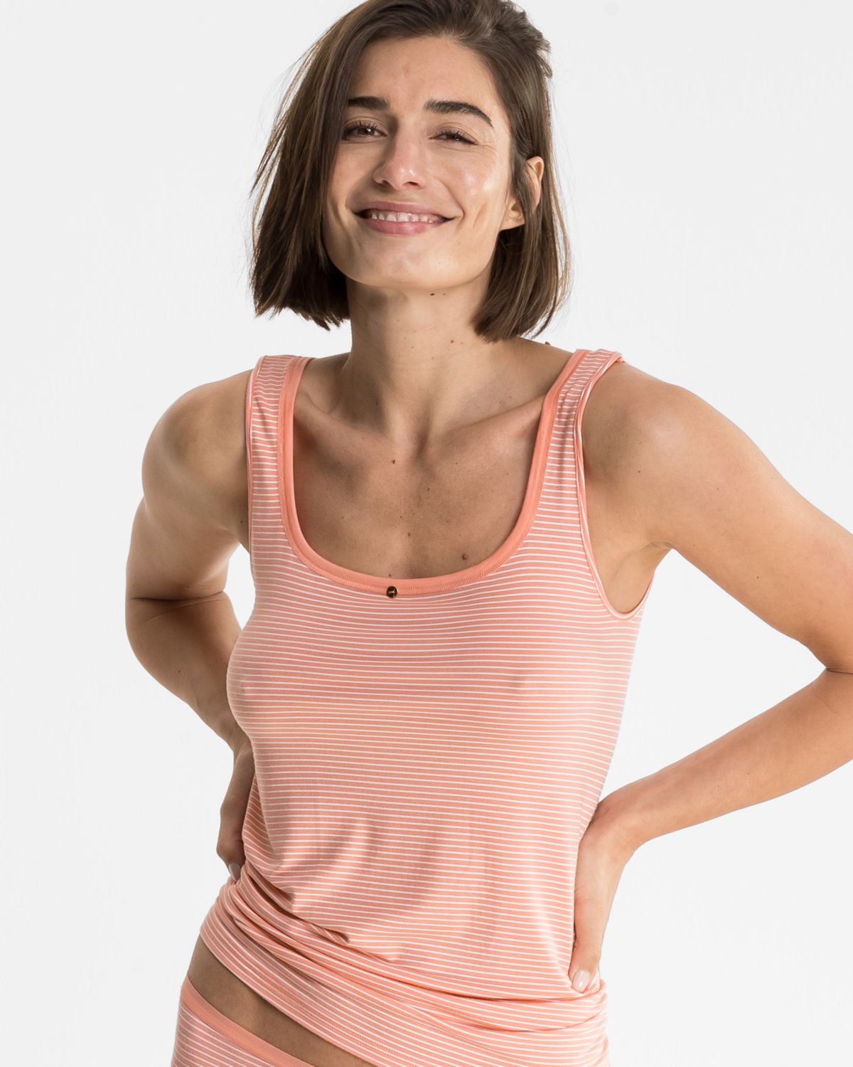 Model trägt Achselhemd in melone / off white aus der Serie Rebecca, Ansicht von vorne.