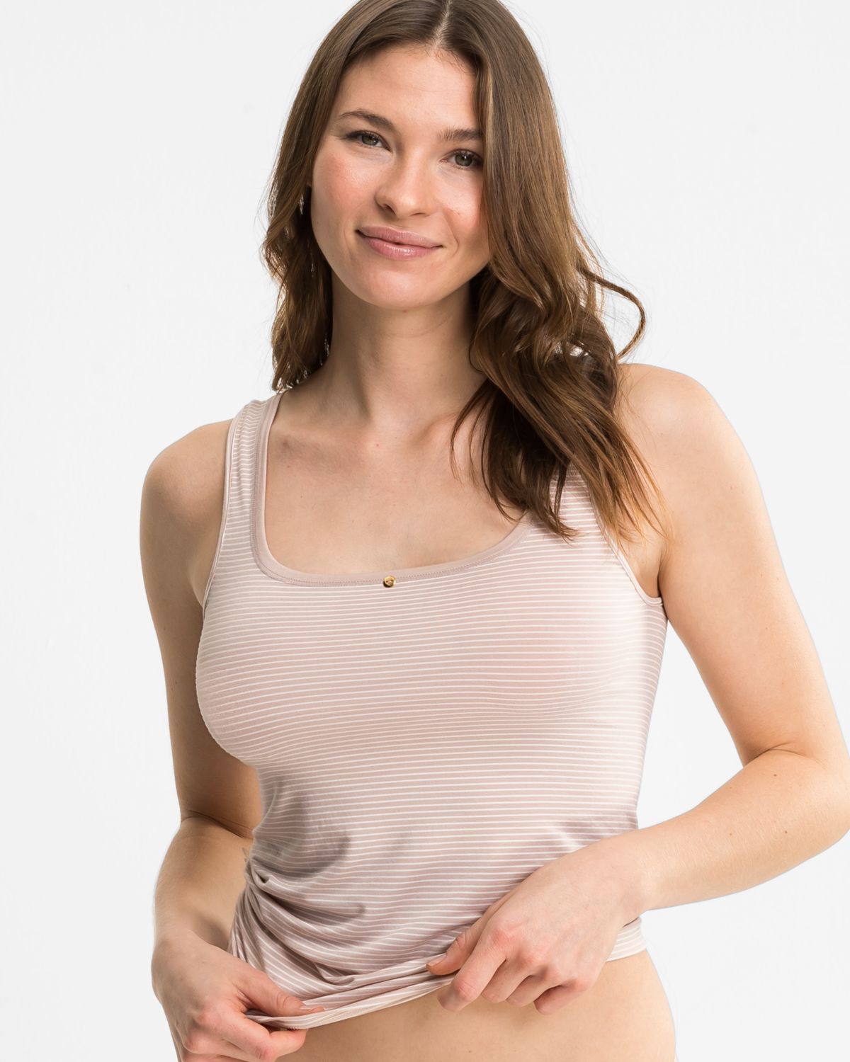 Model trägt Achselhemd in cashew / off white aus der Serie Rebecca, Ansicht von vorne.