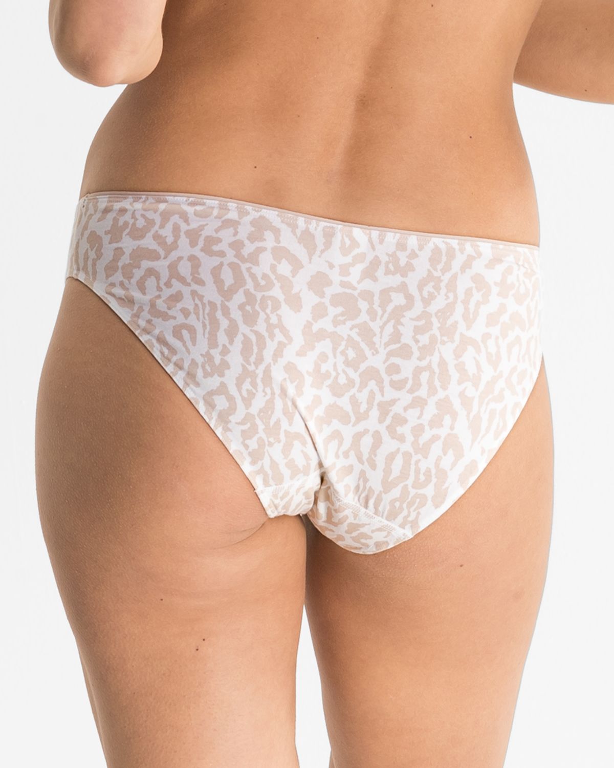 Model trägt Bikinislip in Leo cashew aus der Serie Ricarda, Ansicht von hinten.