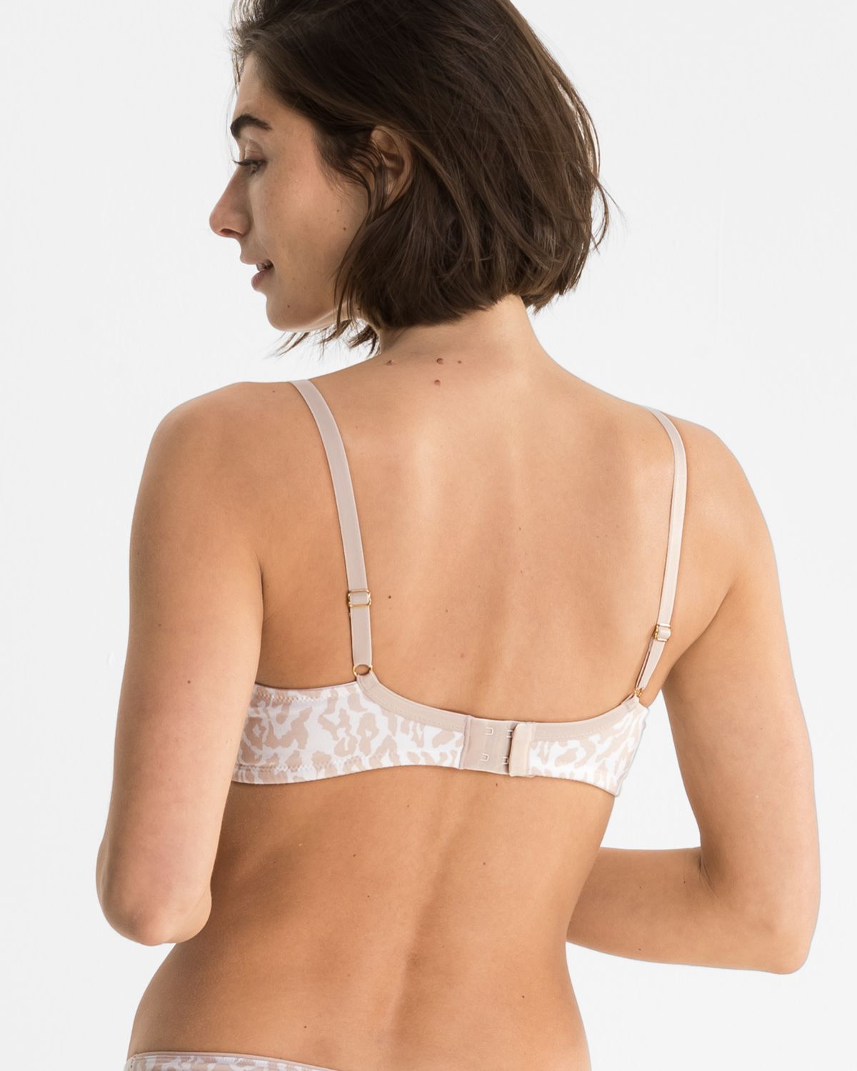 Model trägt Schalen BH non wired in Leo cashew aus der Serie Ricarda, Ansicht von hinten.