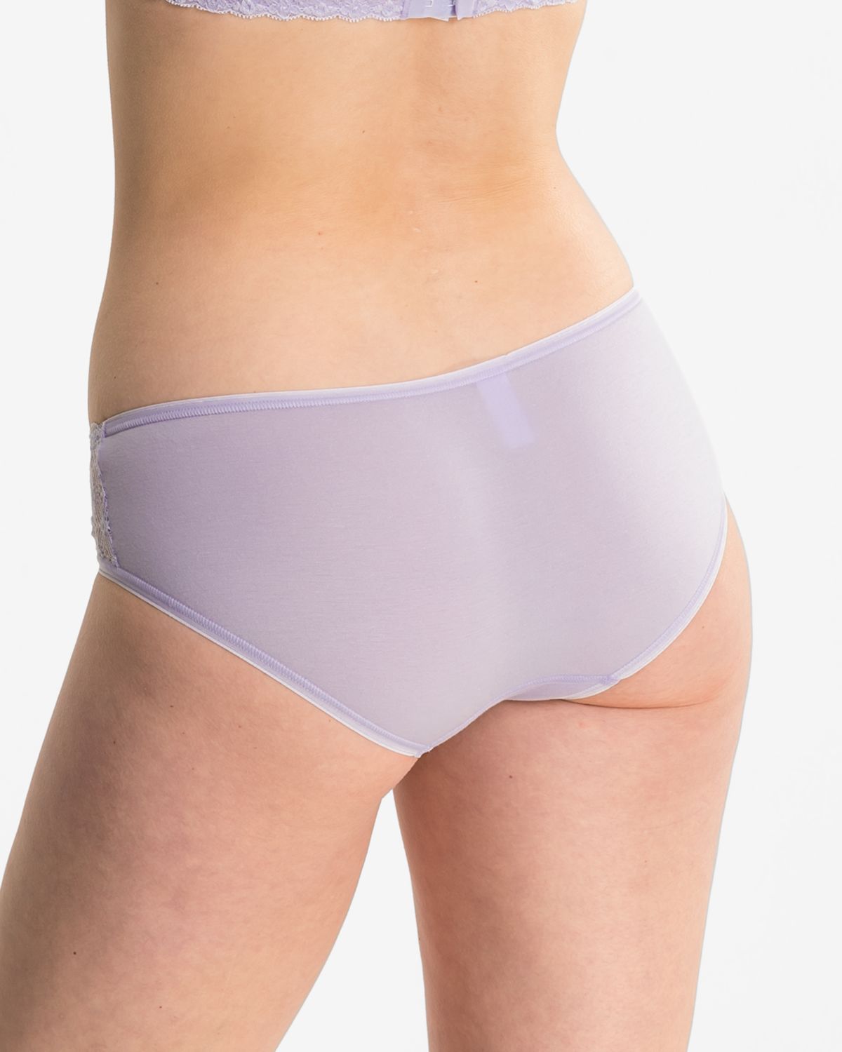 Model trägt Hipster in lavendel aus der Serie Romina, Ansicht von hinten.