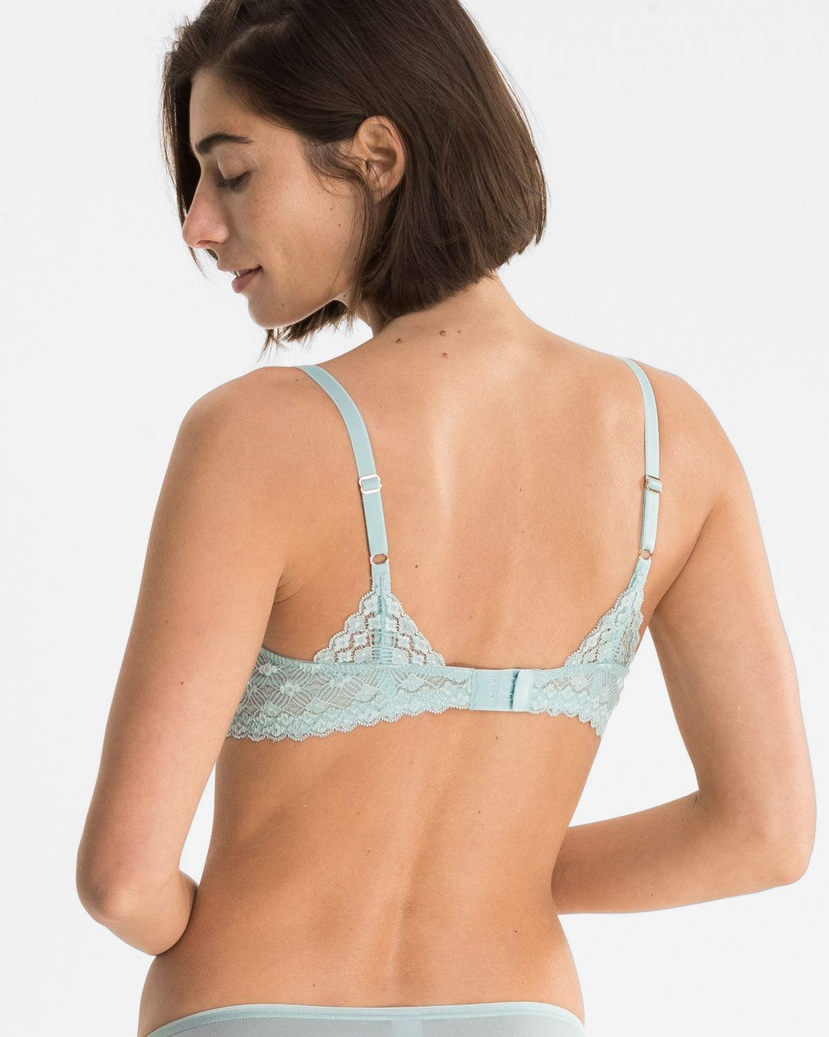 Model trägt Bügel BH Balcony in minze aus der Serie Romina, Ansicht von hinten.