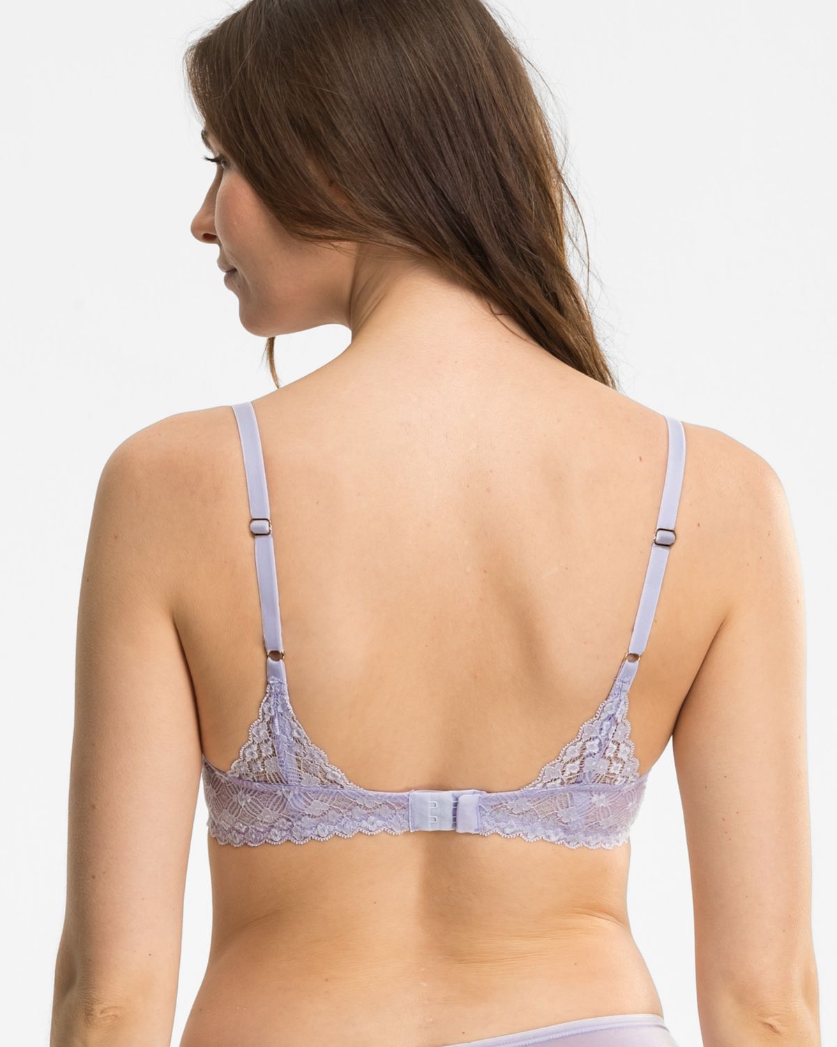 Model trägt Bügel BH Balcony in lavendel aus der Serie Romina, Ansicht von hinten.