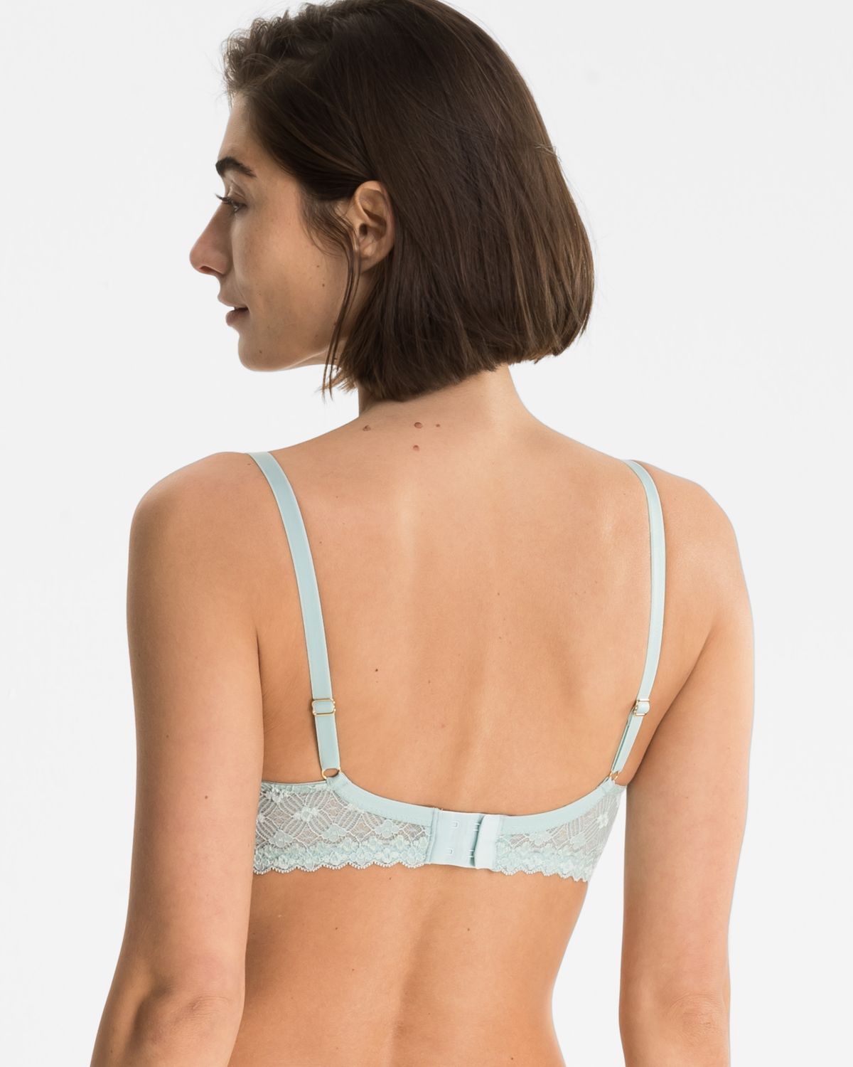 Model trägt Schalen BH non wired in minze aus der Serie Romina, Ansicht von hinten.