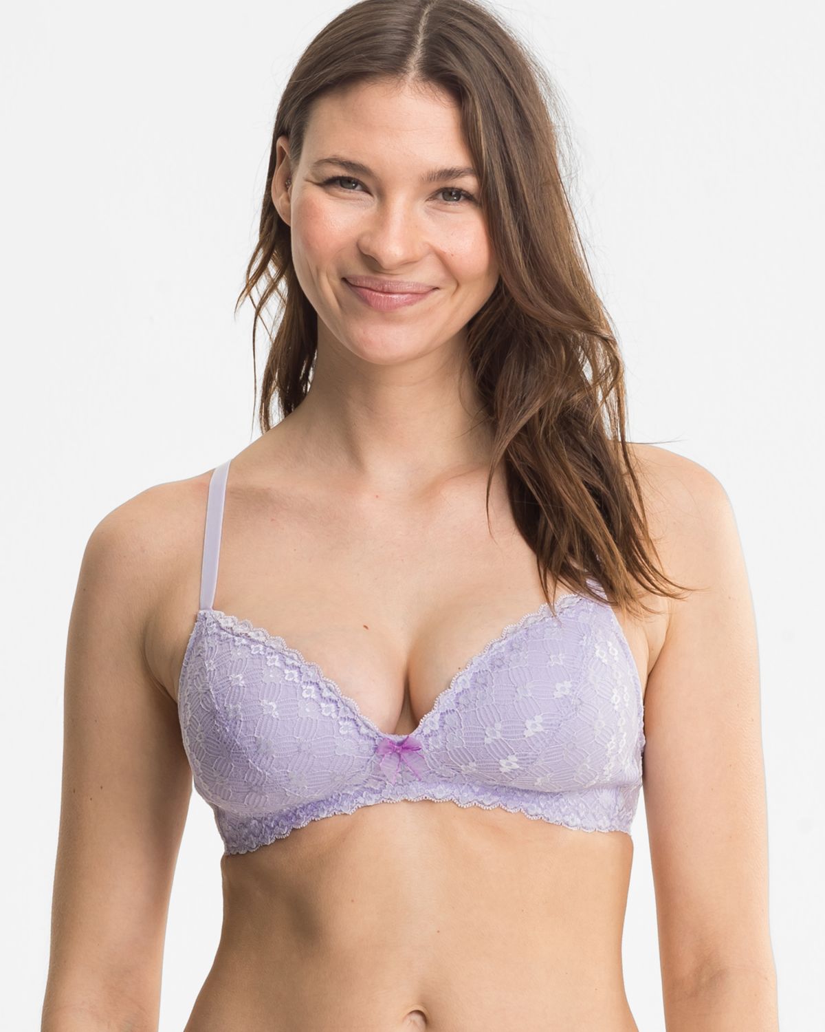 Model trägt Schalen BH non wired in lavendel aus der Serie Romina, Ansicht von vorne.