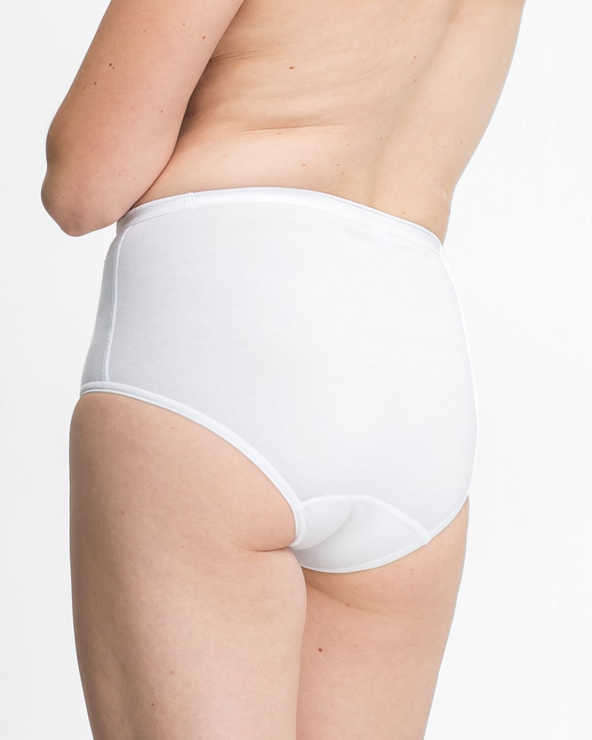 Model trägt Formslip in weiß aus der Serie Shape, Ansicht von hinten.