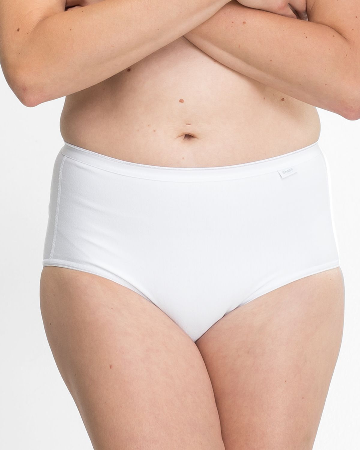 Model trägt Formslip in weiß aus der Serie Shape, Ansicht von vorne.