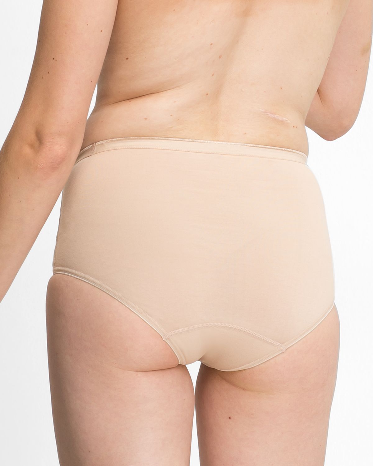 Model trägt Formslip in skin aus der Serie Shape, Ansicht von hinten.