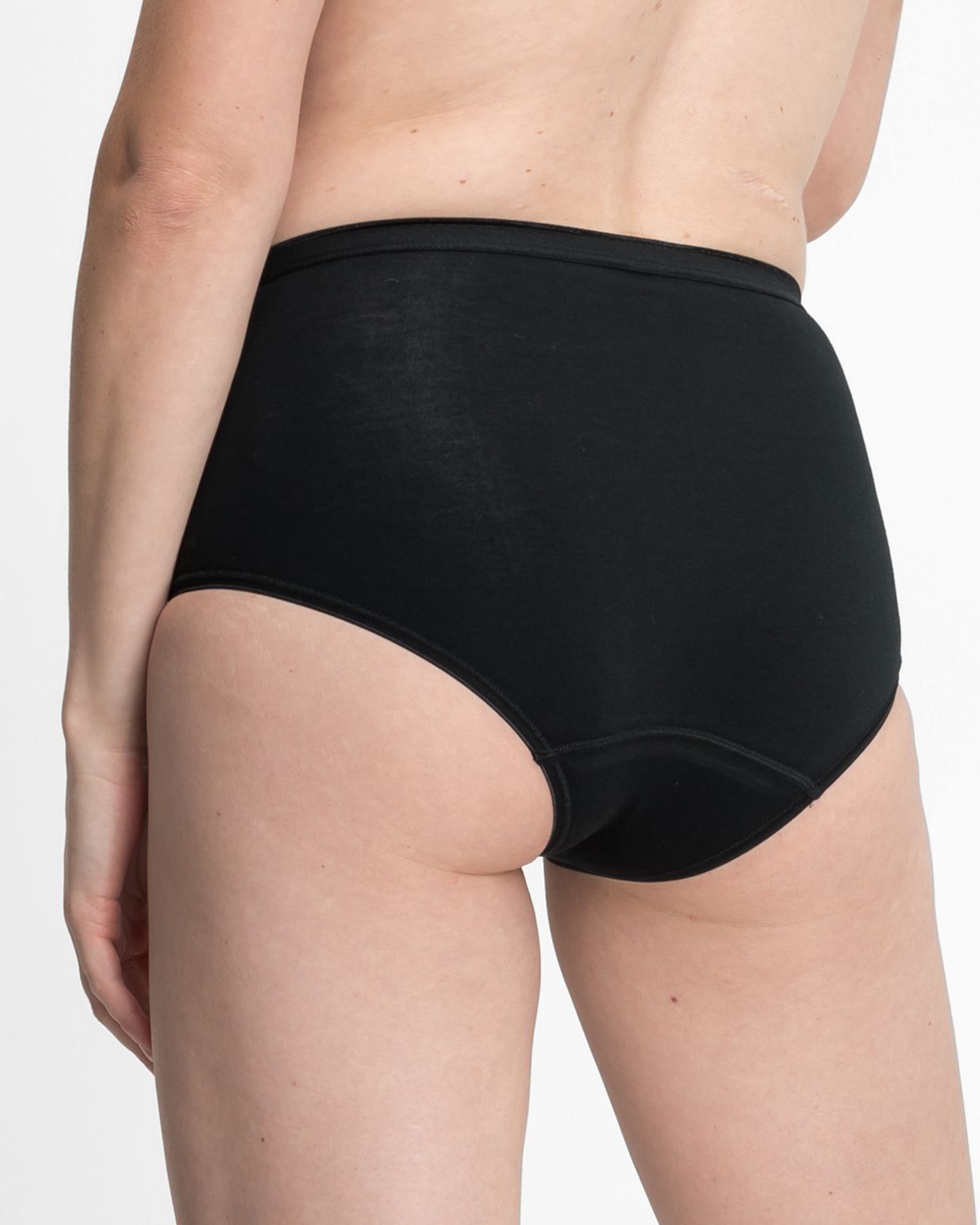 Model trägt Formslip in schwarz aus der Serie Shape, Ansicht von hinten.