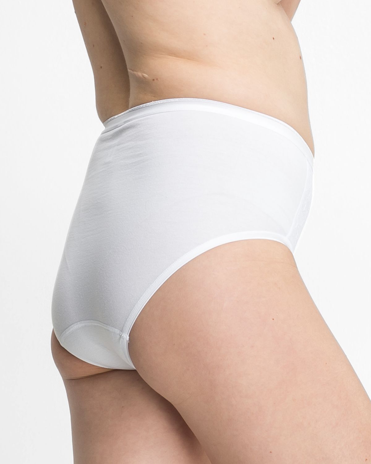 Model trägt Formslip in weiß aus der Serie Shape, Ansicht von hinten.