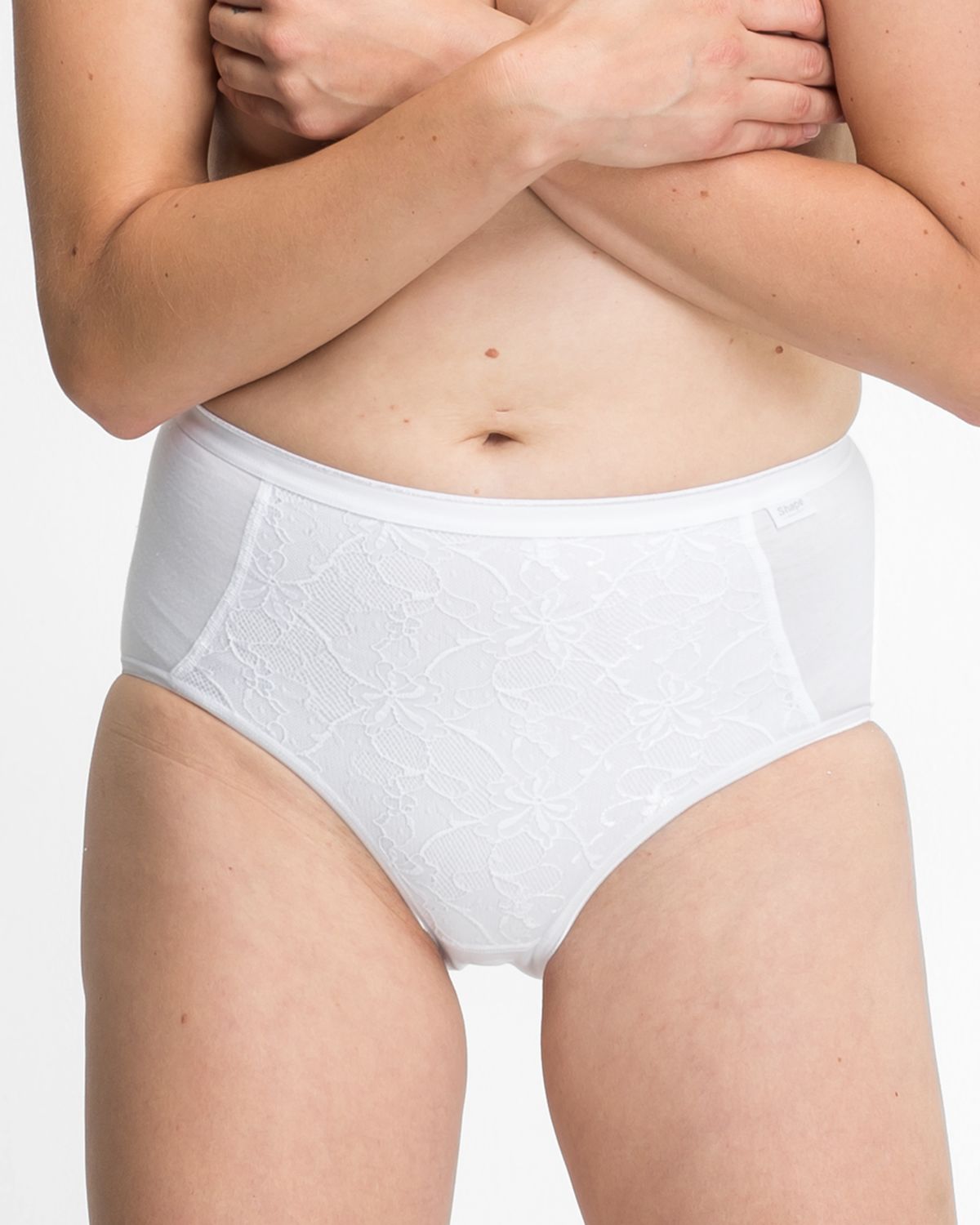 Model trägt Formslip in weiß aus der Serie Shape, Ansicht von vorne.