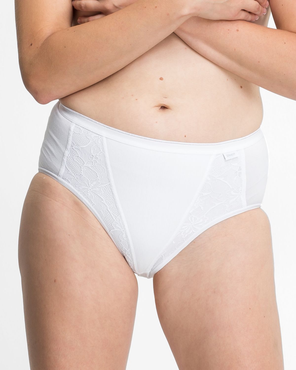 Model trägt Formslip in weiß aus der Serie Shape, Ansicht von vorne.