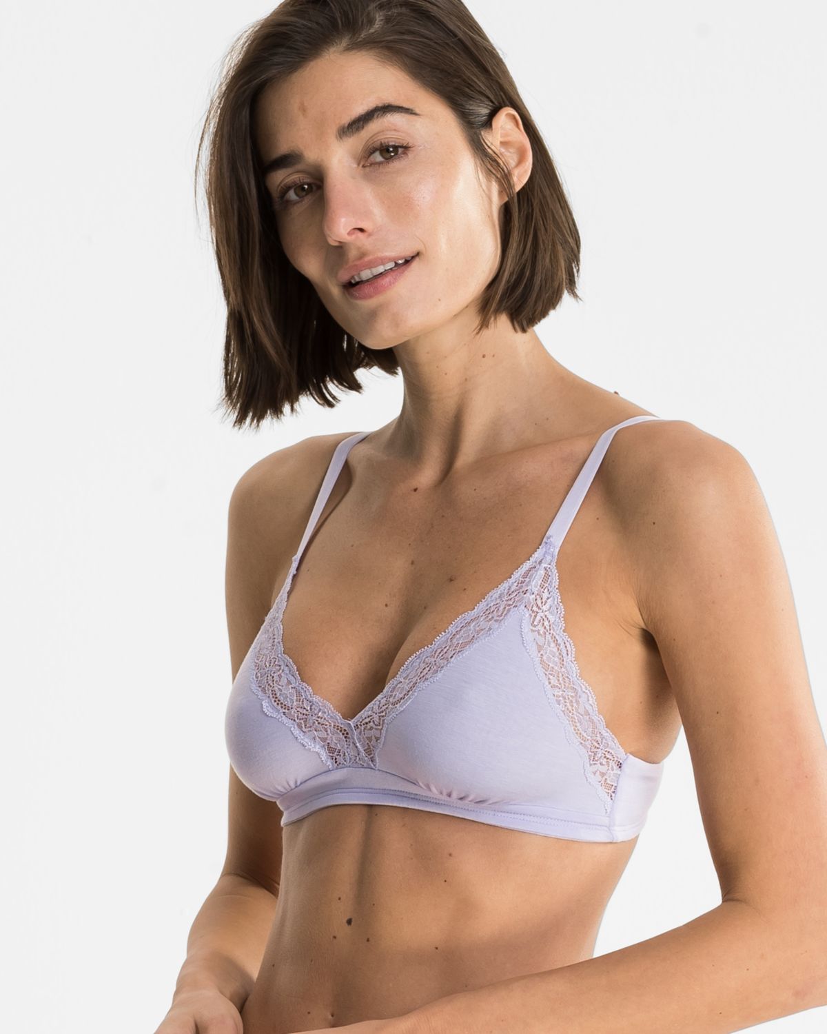 Model trägt Soft BH in lavendel mélé aus der Serie Rahel, Ansicht von vorne.