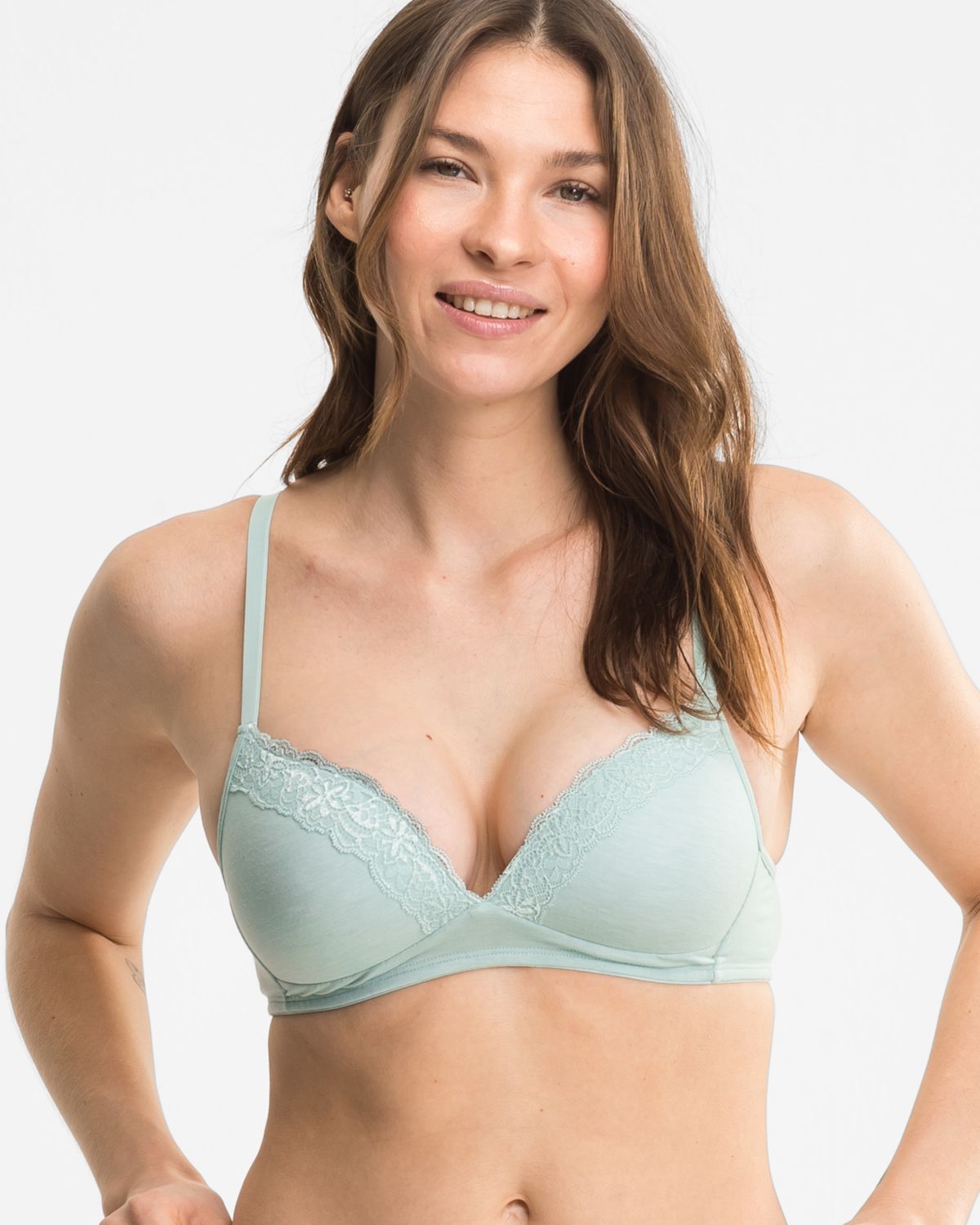 Model trägt Schalen BH Triangle in minze mélé aus der Serie Rahel, Ansicht von vorne.