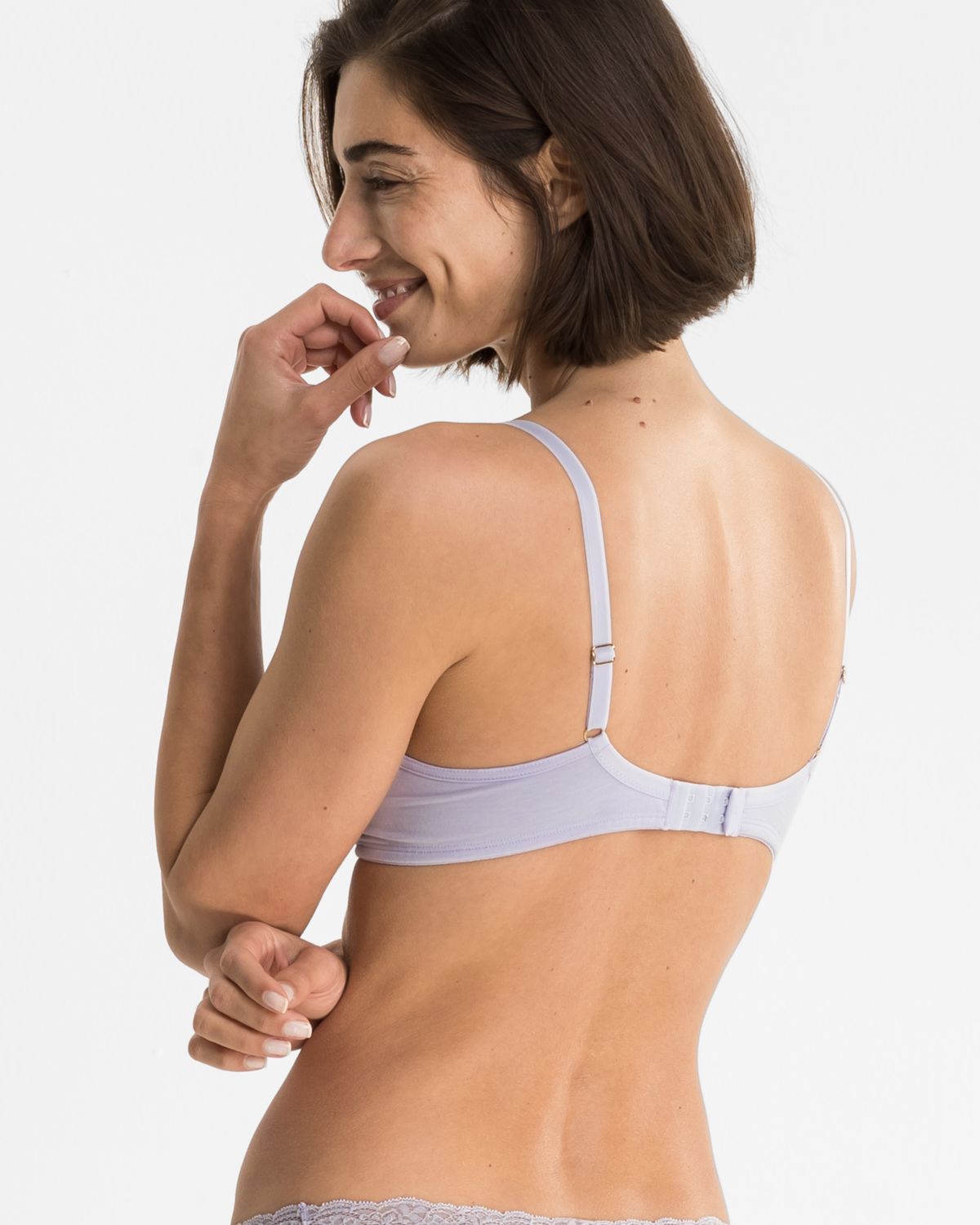 Model trägt Schalen BH Triangle in lavendel mélé aus der Serie Rahel, Ansicht von hinten.