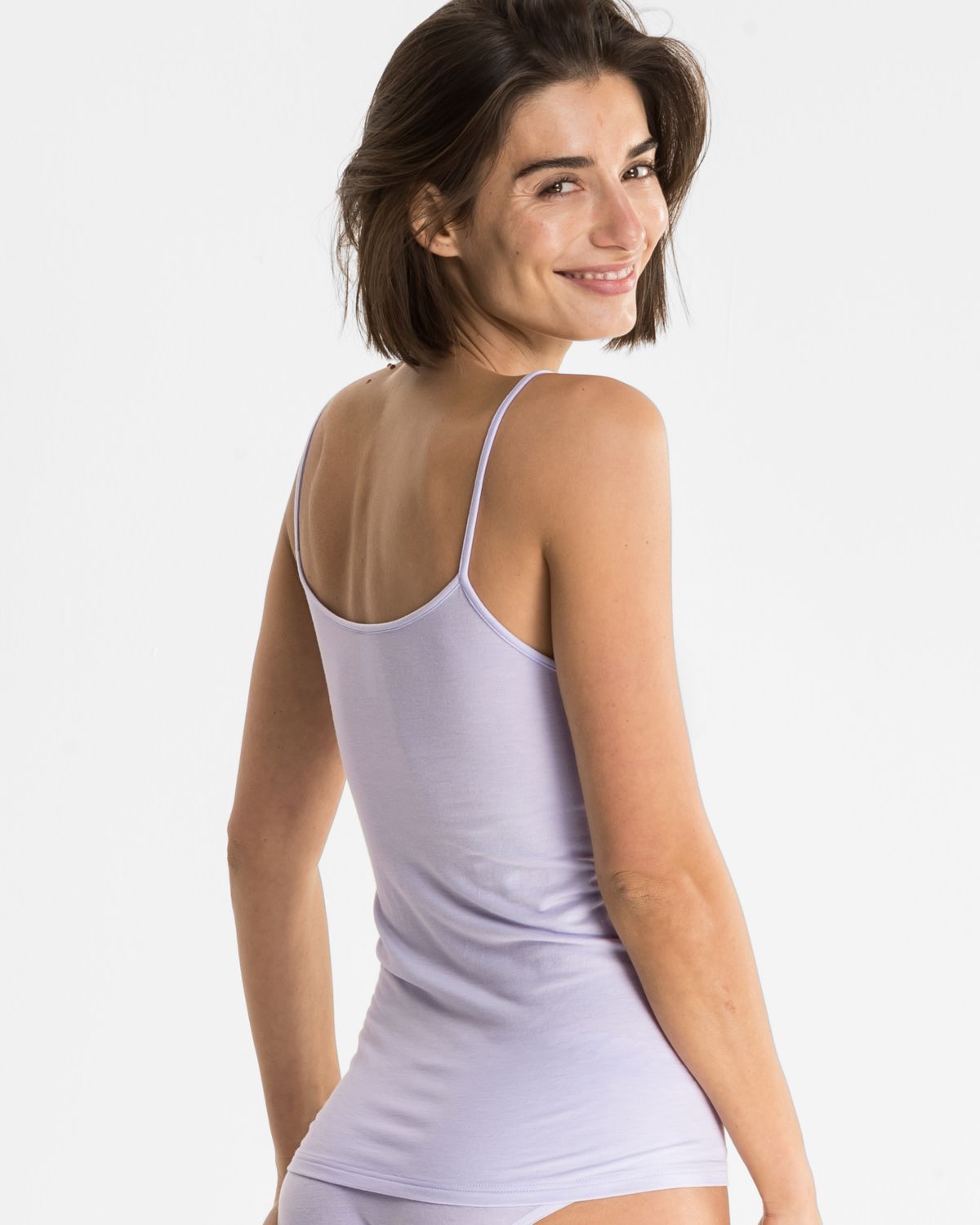 Model trägt Hemd in lavendel mélé aus der Serie Rahel, Ansicht von hinten.