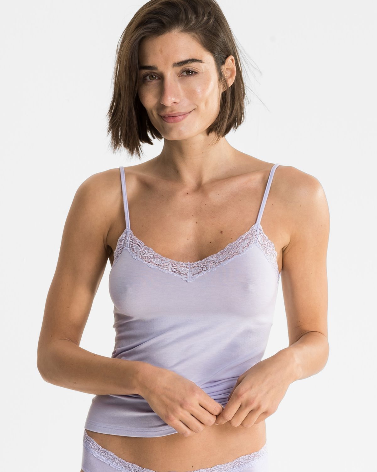 Model trägt Hemd in lavendel mélé aus der Serie Rahel, Ansicht von vorne.