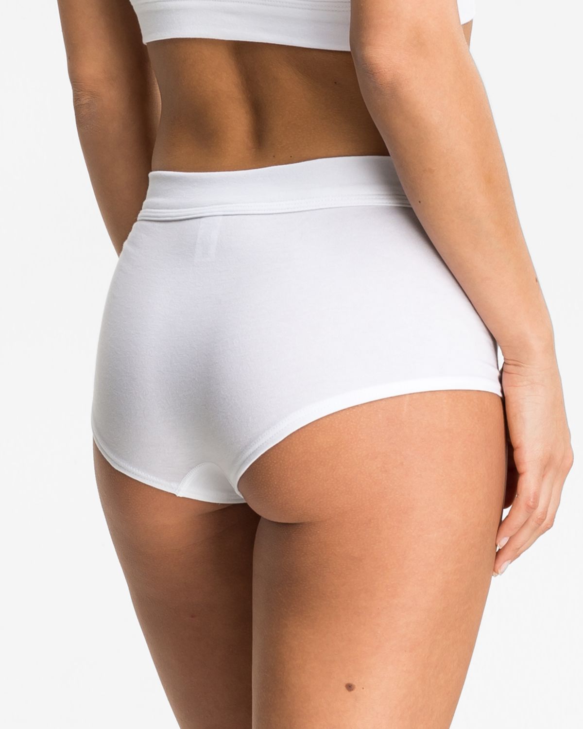 Model trägt Pant in weiß aus der Serie Cotton Sport, Ansicht von hinten.