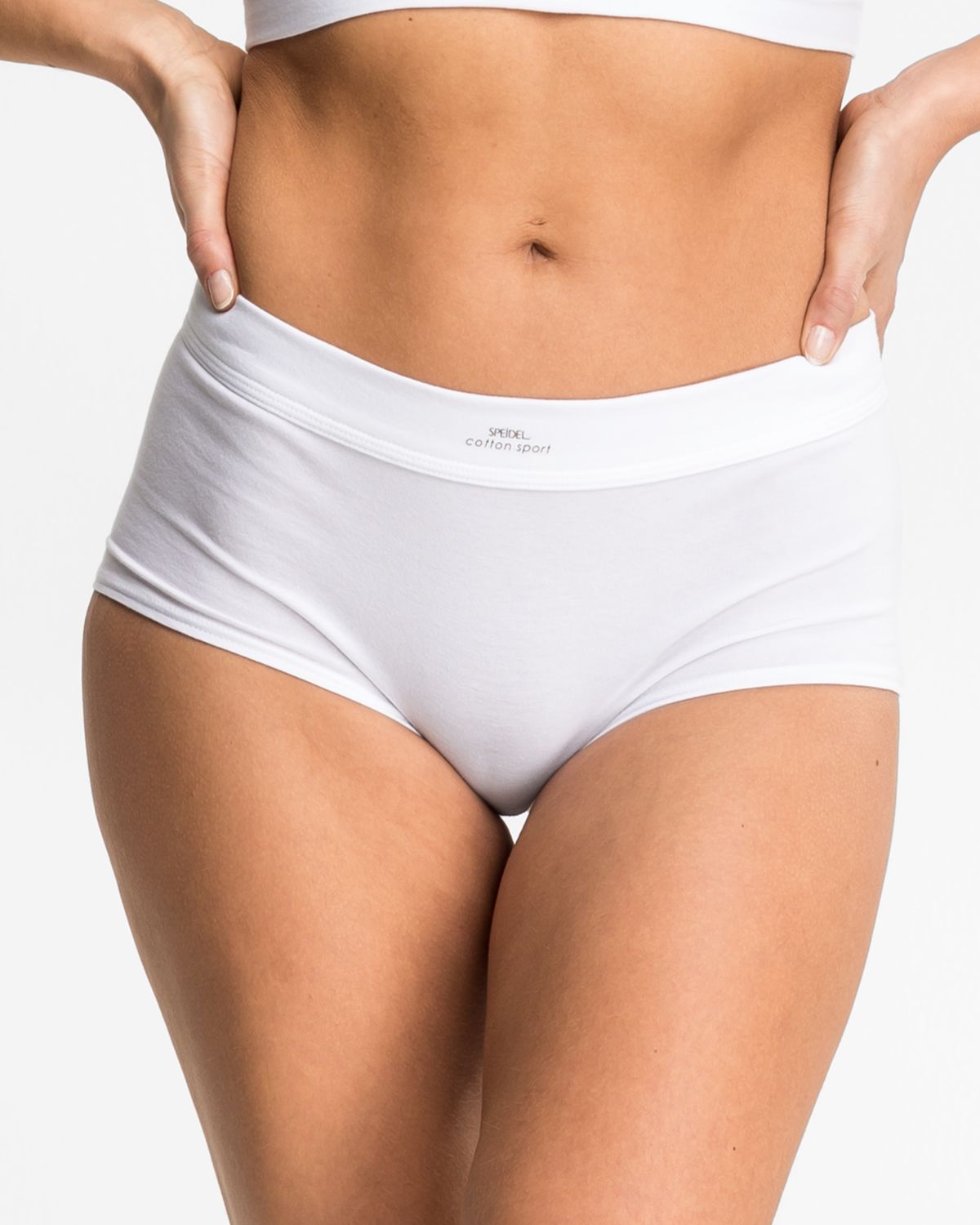 Model trägt Pant in weiß aus der Serie Cotton Sport, Ansicht von vorne.