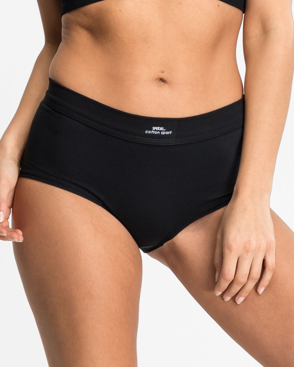 Model trägt Pant in schwarz aus der Serie Cotton Sport, Ansicht von vorne.