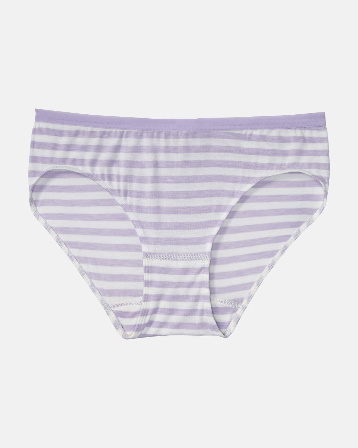 Bikinislip in lavendel / off white aus der Serie Regina, flach auf einer Oberfläche liegend.