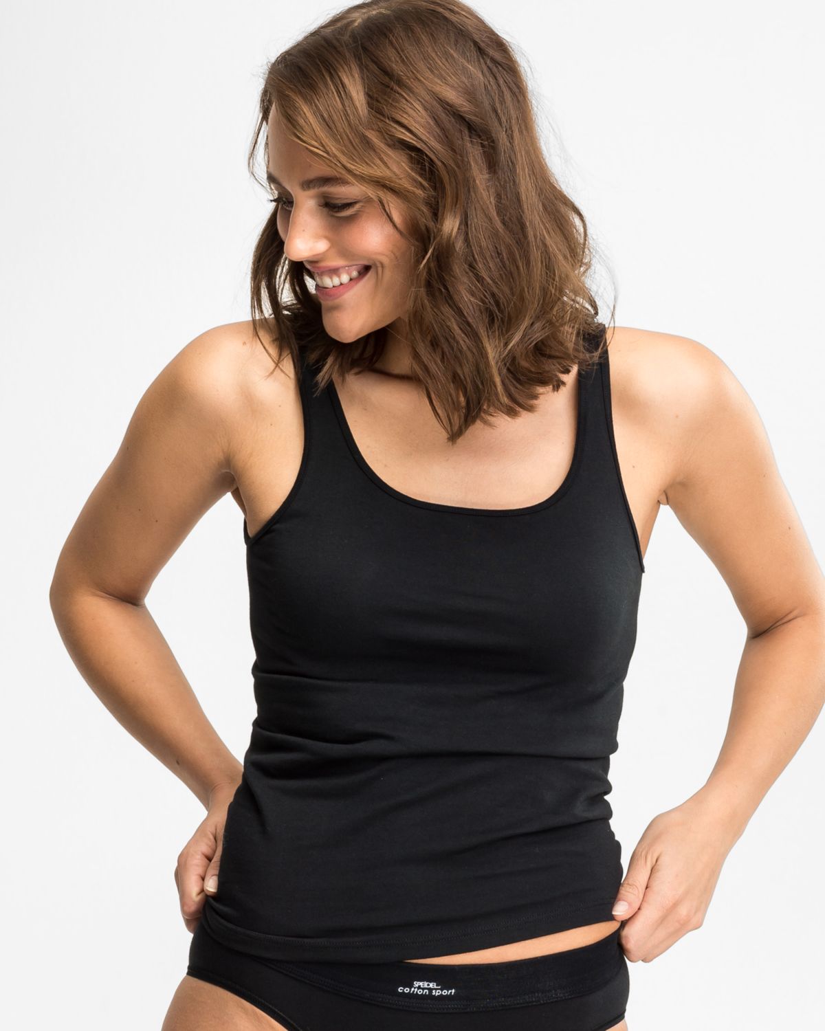 Model trägt Sportyhemd in schwarz aus der Serie Cotton Sport, Ansicht von vorne.