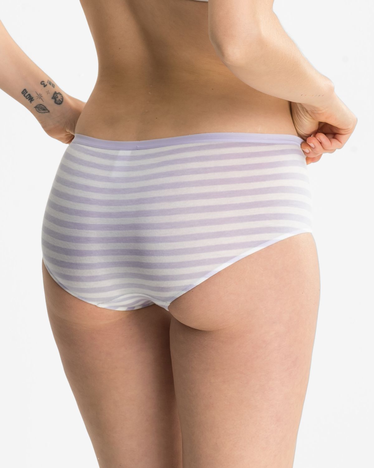 Model trägt Hipster in lavendel / off white aus der Serie Regina, Ansicht von hinten.