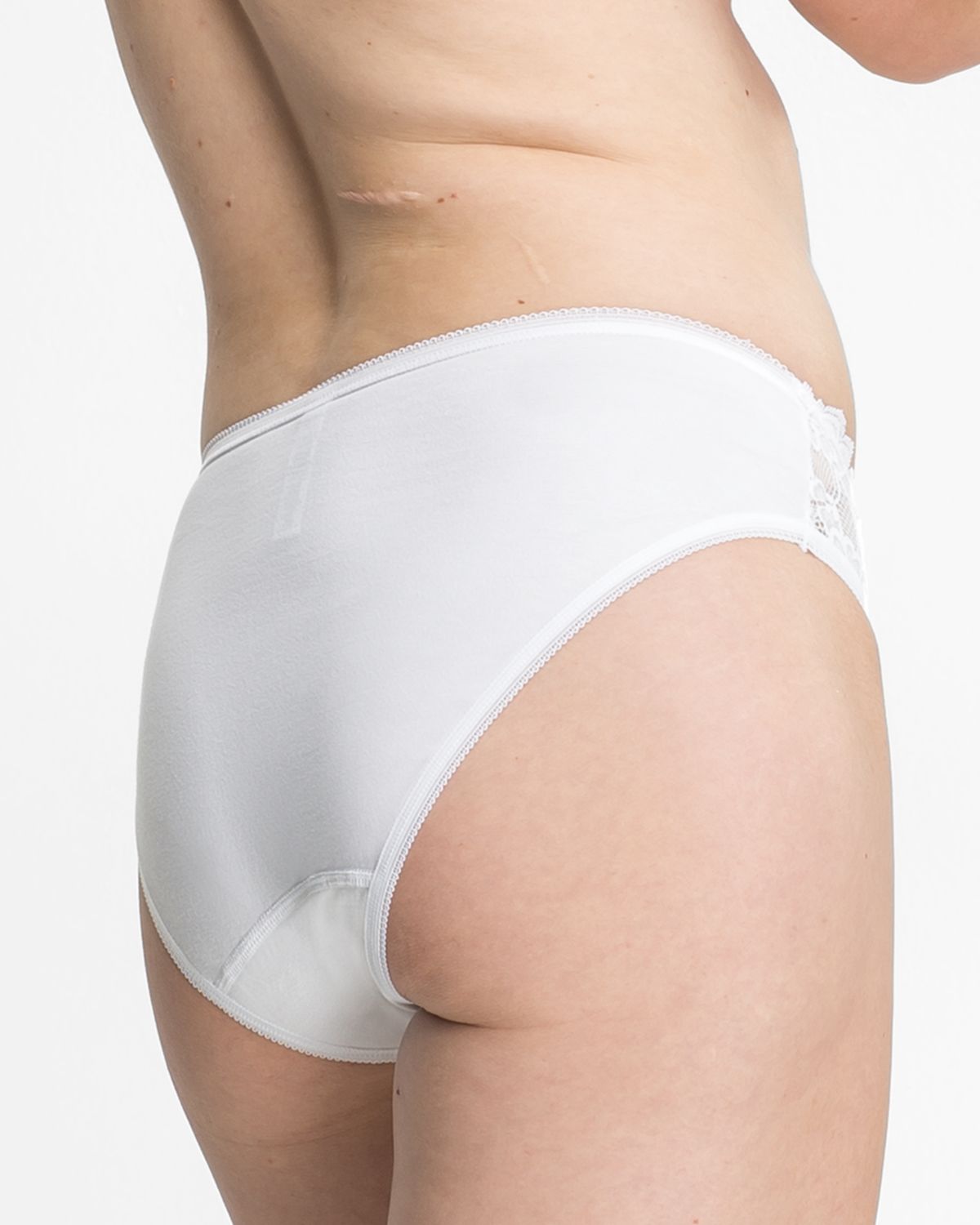 Model trägt Jazzpant in weiß aus der Serie Britta, Ansicht von hinten.