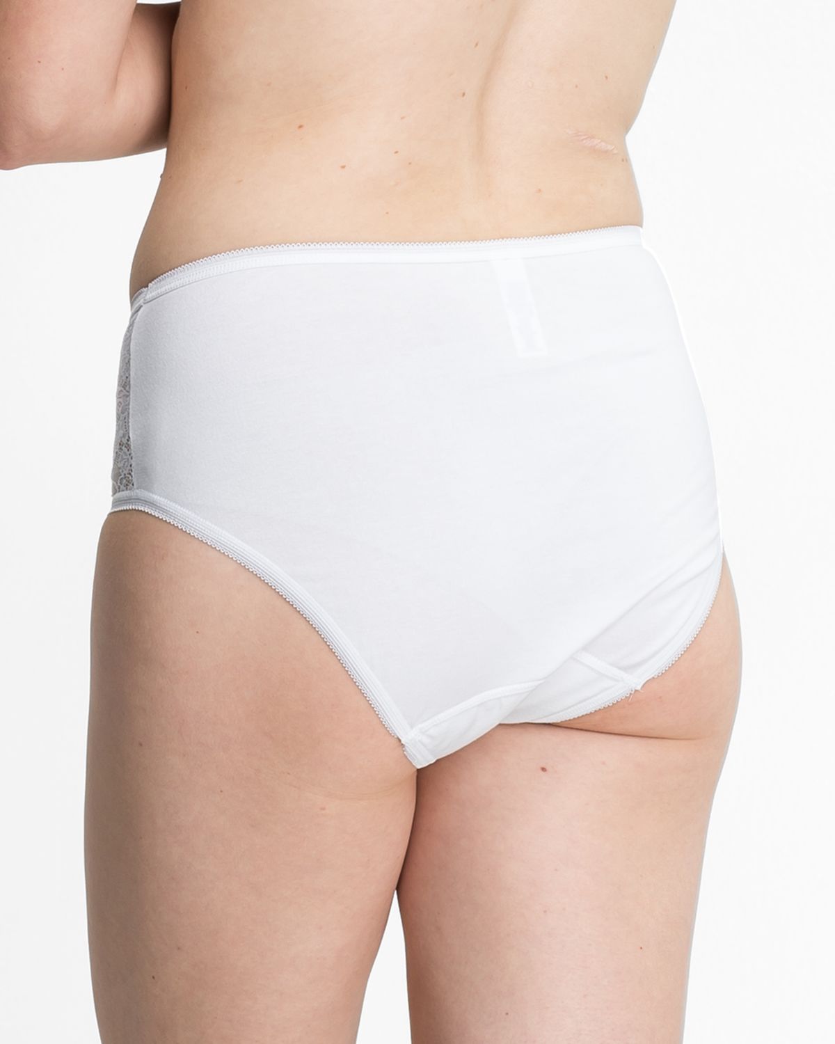 Model trägt Ladypant in weiß aus der Serie Britta, Ansicht von hinten.