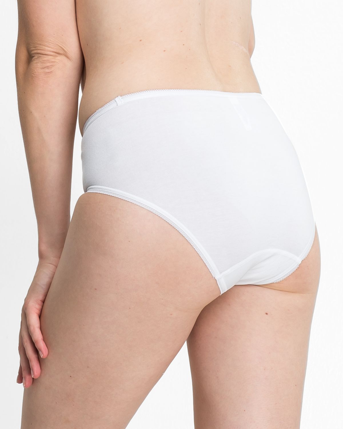 Model trägt Ladypant in weiß aus der Serie Britta, Ansicht von hinten.