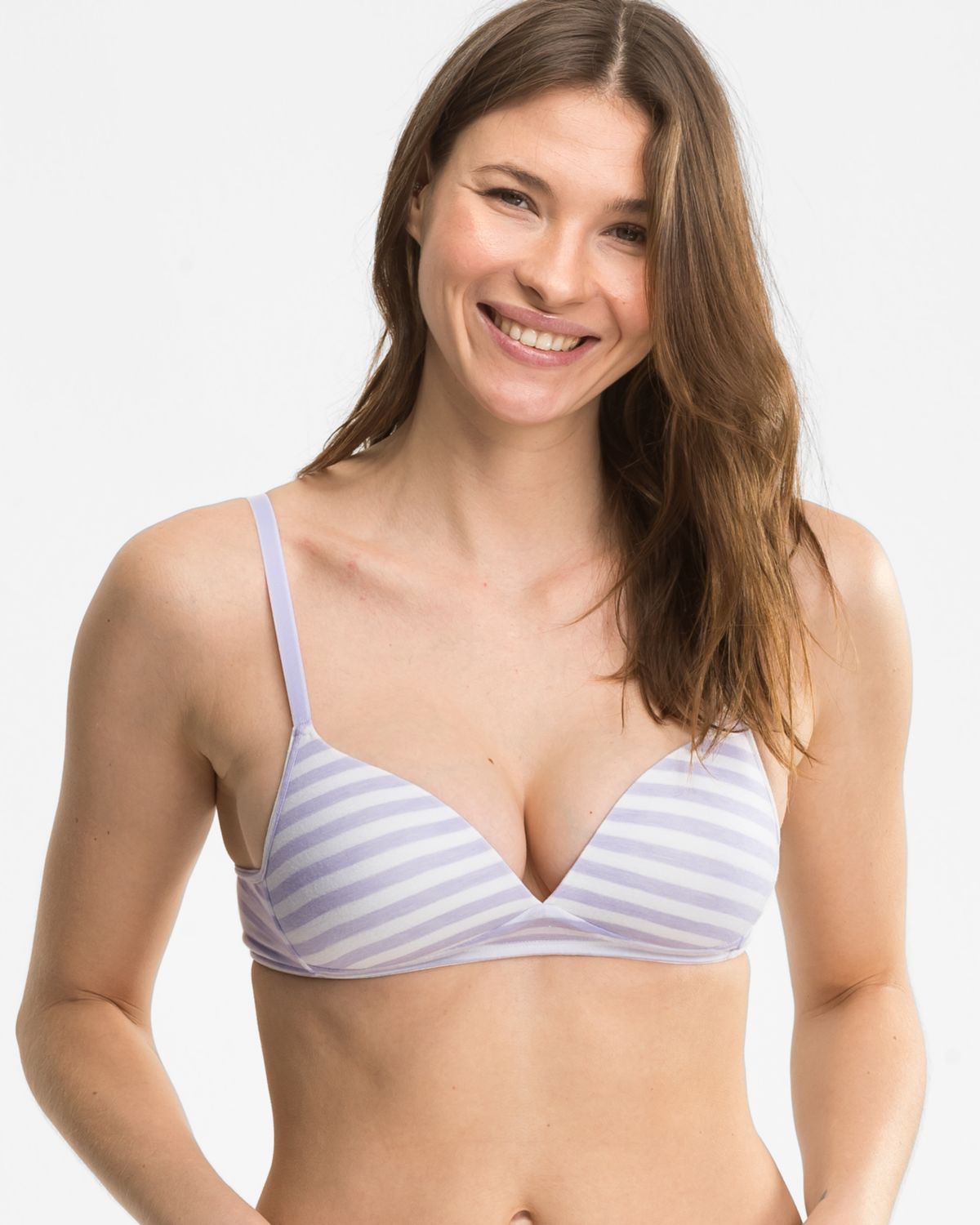 Model trägt Schalen BH Triangle in lavendel / off white aus der Serie Regina, Ansicht von vorne.