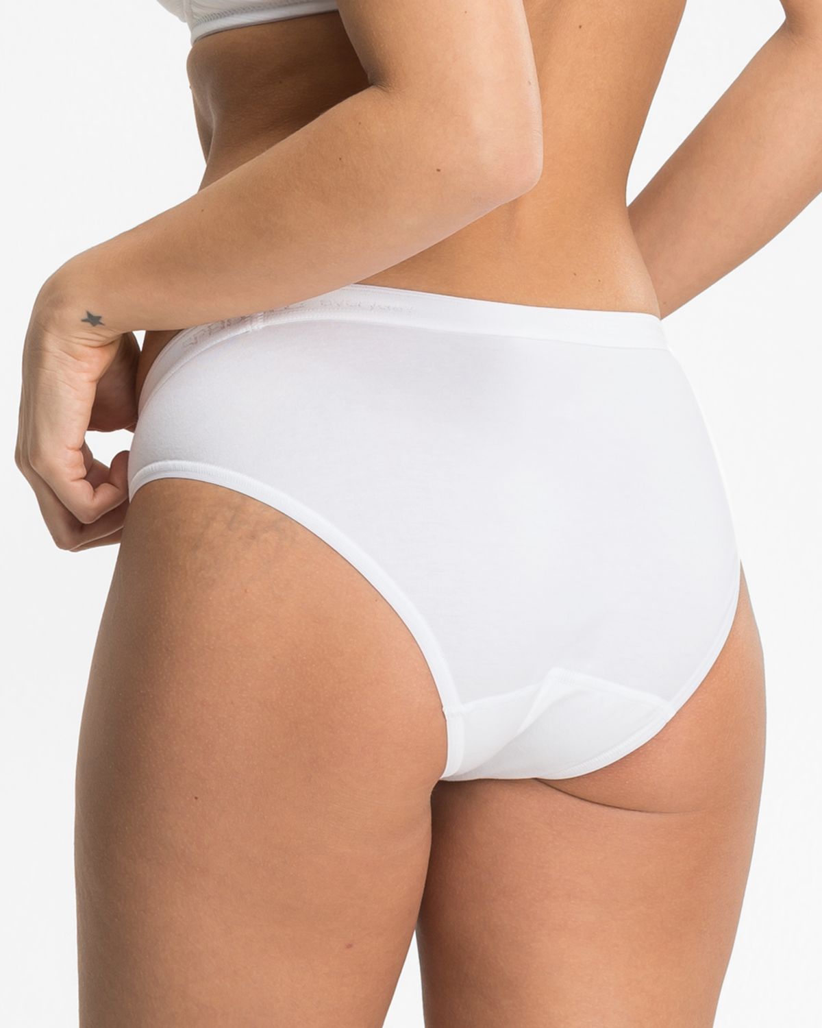Model trägt Minislip in weiß aus der Serie everyday, Ansicht von hinten.