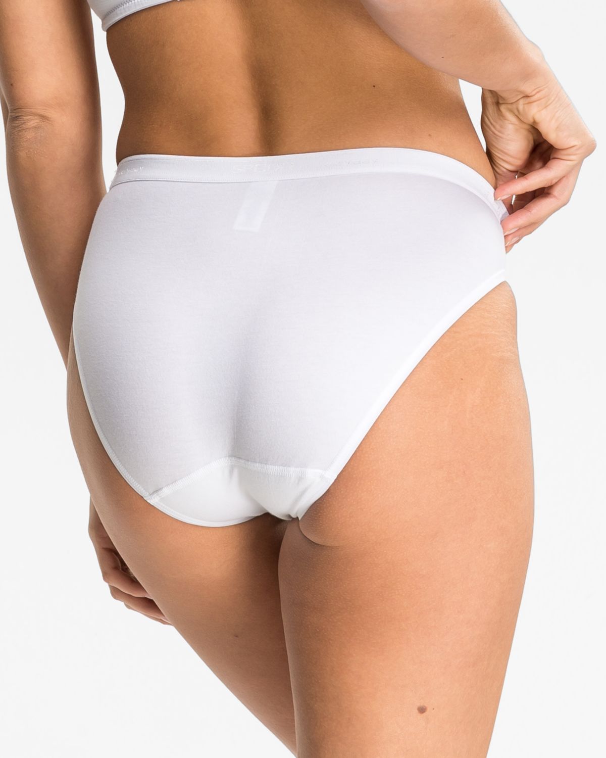 Model trägt Jazzpant in weiß aus der Serie everyday, Ansicht von hinten.