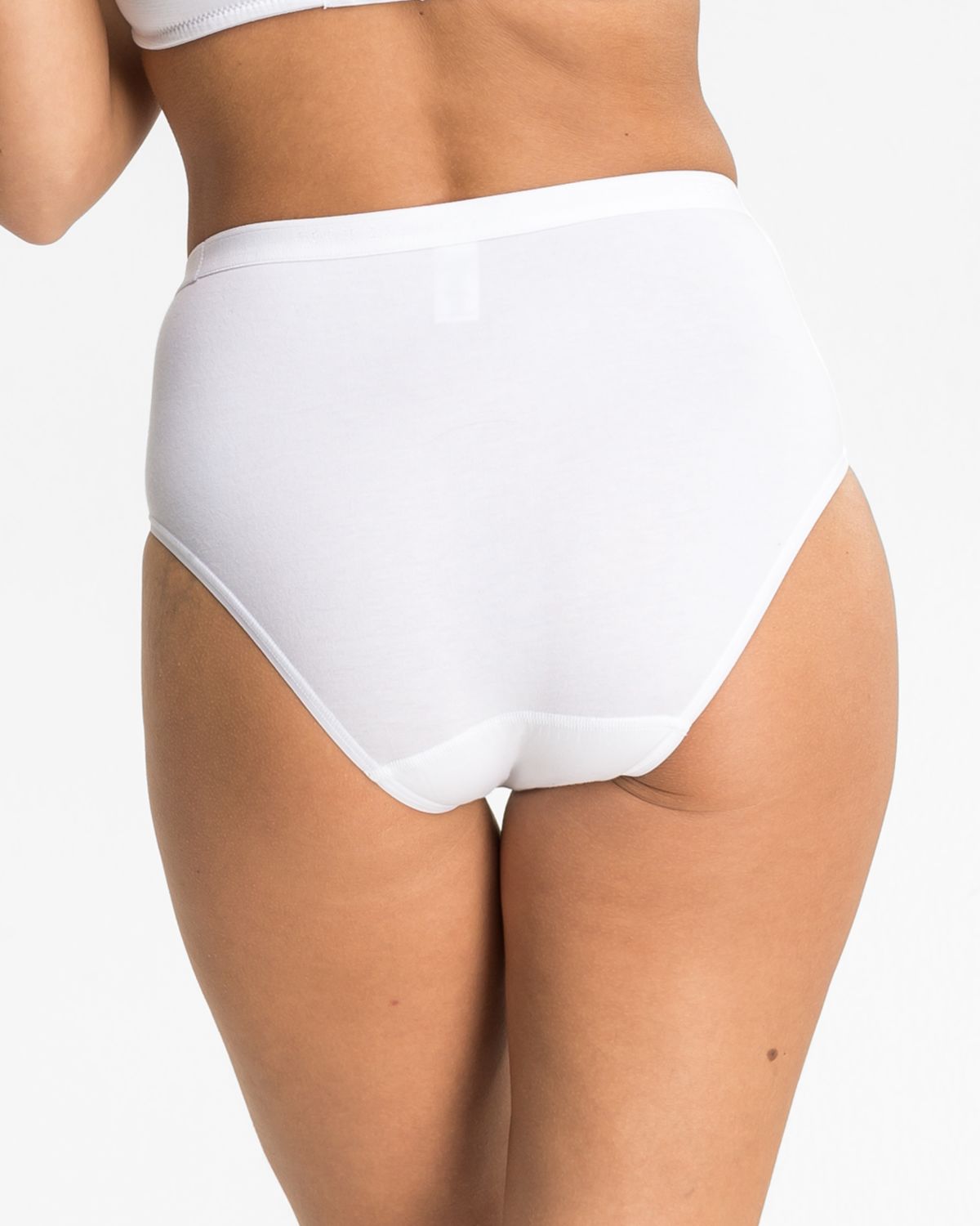 Model trägt Maxislip in weiß aus der Serie everyday, Ansicht von hinten.