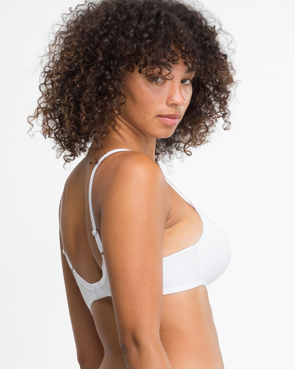 Model trägt Schalen BH Triangle in weiß aus der Serie Magic hip, Ansicht von hinten.