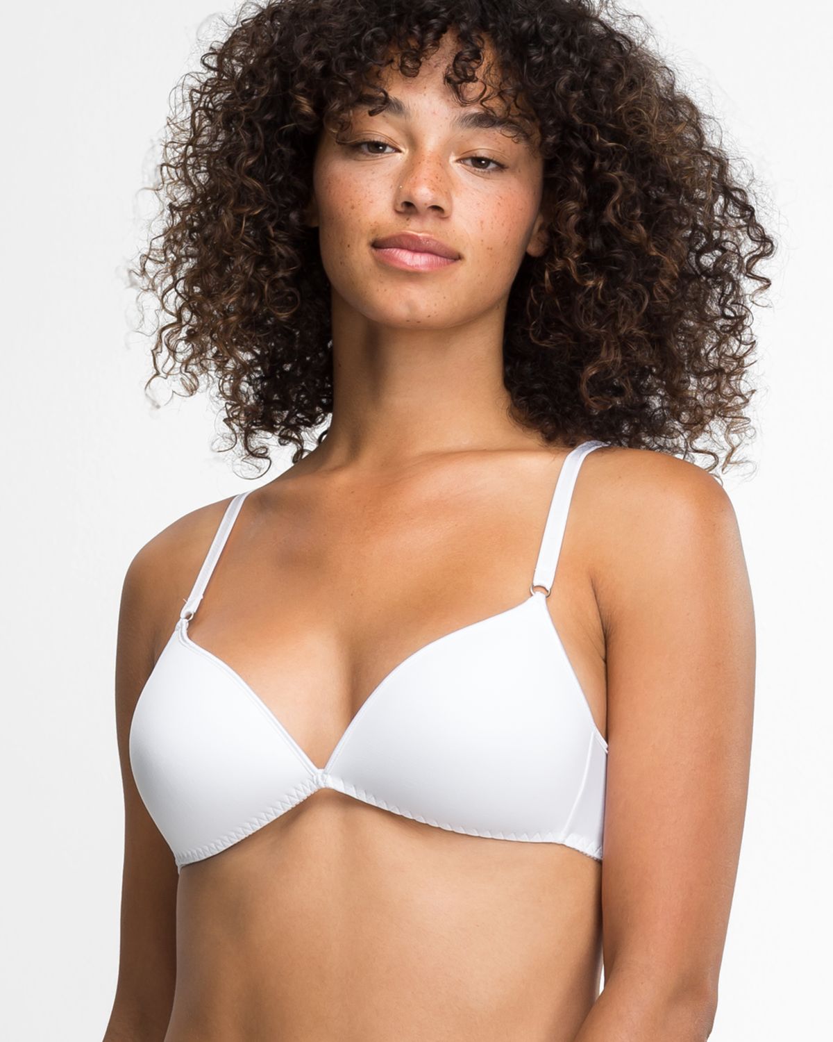 Model trägt Schalen BH Triangle in weiß aus der Serie Magic hip, Ansicht von vorne.