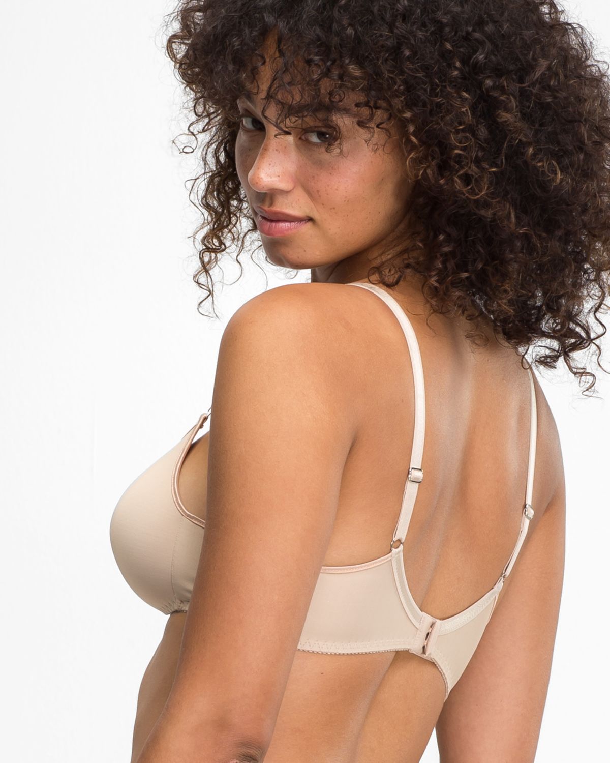 Model trägt Schalen BH Triangle in skin aus der Serie Magic hip, Ansicht von hinten.