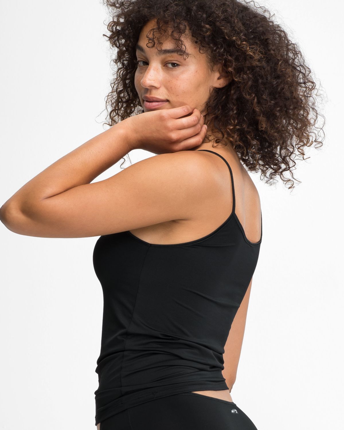 Model trägt Hemd in schwarz aus der Serie Magic hip, Ansicht von hinten.