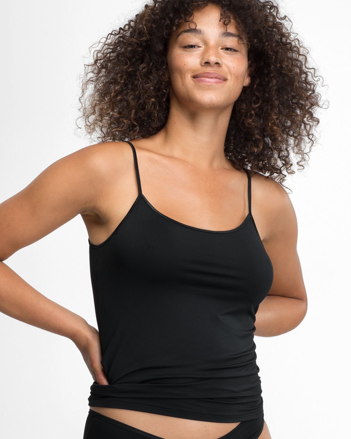 Model trägt Hemd in schwarz aus der Serie Magic hip, Ansicht von vorne.