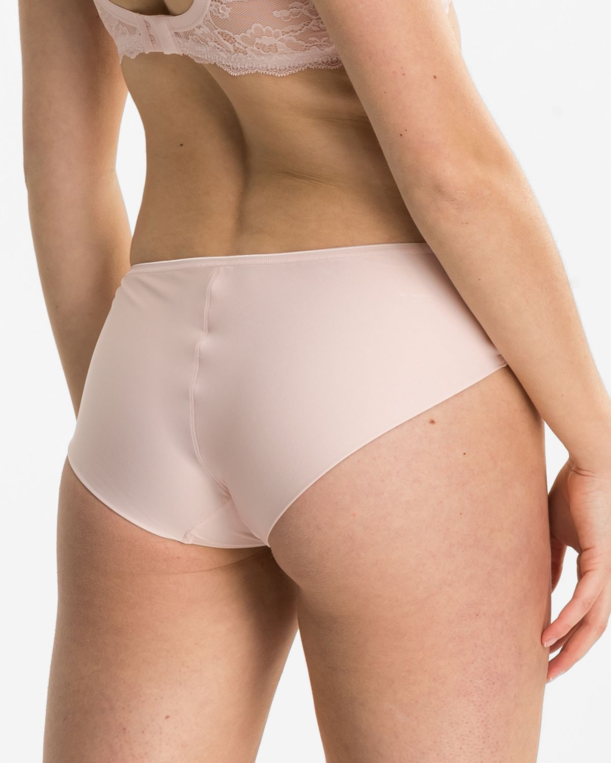 Model trägt Low Hip in lychee aus der Serie Lacy, Ansicht von hinten.