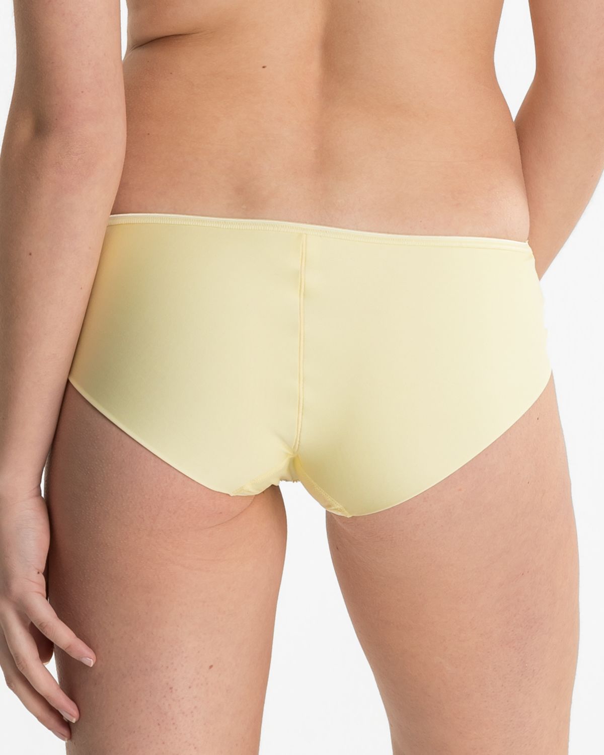 Model trägt Low Hip in zitrone aus der Serie Lacy, Ansicht von hinten.